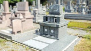山口市営柊第二霊園にて、段差のないインド産アーバングレーのお墓を